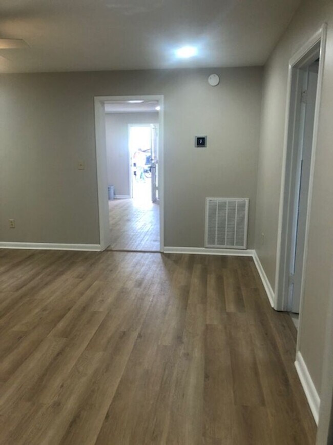 Building Photo - 3-bedroom 1 bath brick home $1395