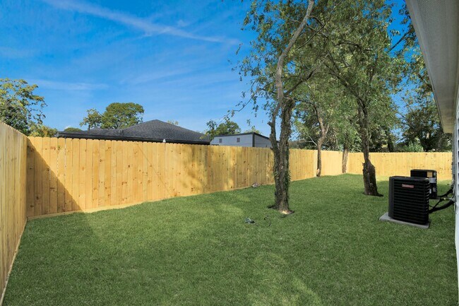 Building Photo - 5941 Southlea St