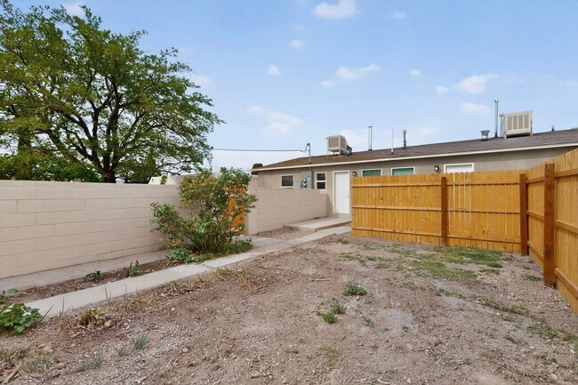 Building Photo - 714-714 Madison St NE