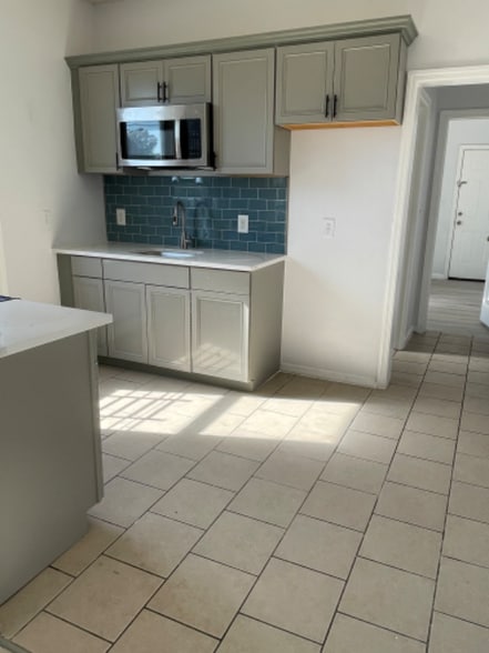 Building Photo - 587 Grove St