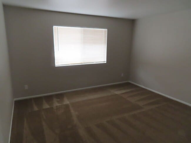 Building Photo - Renovated 2 Bed 2 1/2 Bath Condo with Atta...