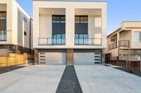 Building Photo - 2346 Wycliff Ave