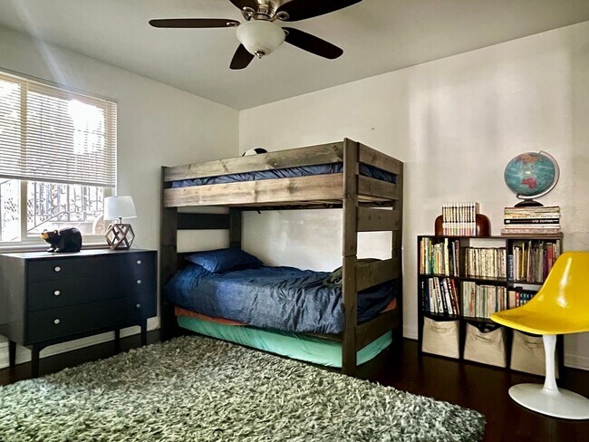 Building Photo - Bright and open updated duplex located in a prime area of Rosedale!