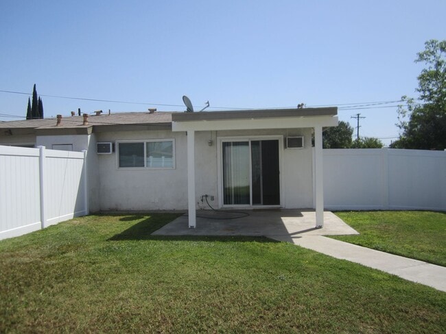Building Photo - Immaculate 2 Bedroom Loma Linda Duplex