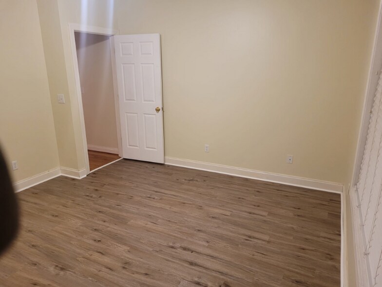 Building Photo - 3675 W Pointe Dr