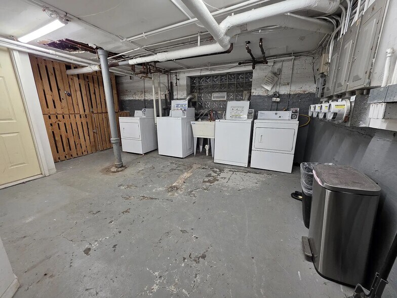 On-Site Laundry - 4831 W Roscoe St