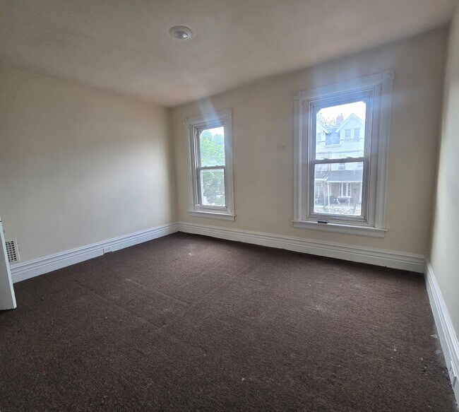 Building Photo - 5 Bedroom House For Rent