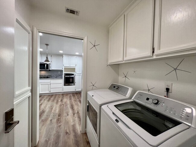 Building Photo - Beautiful 3 Bedroom Home in Roseville