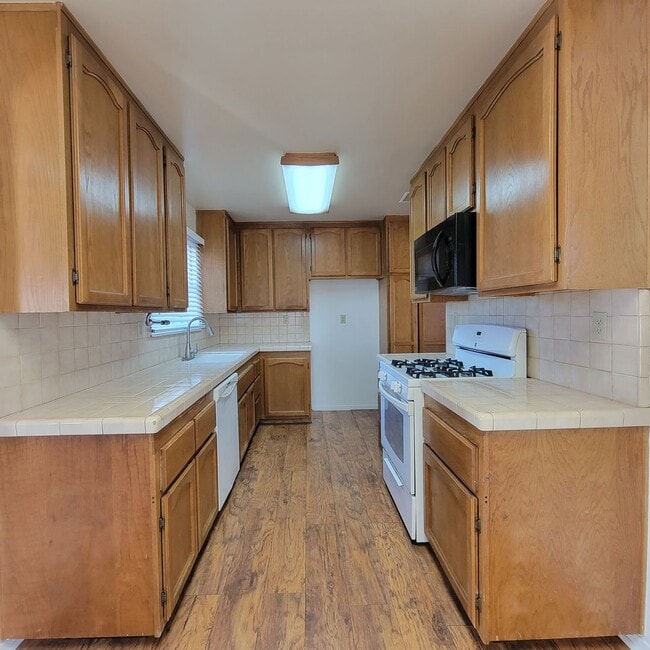 Building Photo - Adorable 2 bed 1.5 bath house with HUGE yard!!