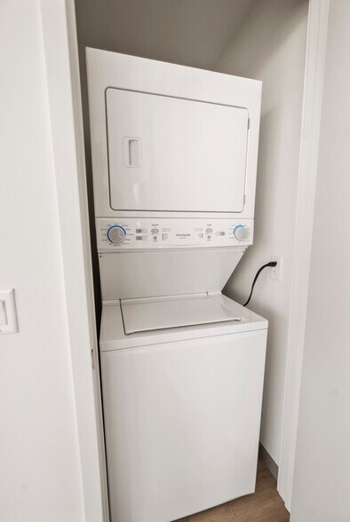 Building Photo - 519 S Damen Ave