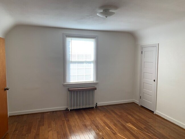 Building Photo - Newly Renovated 3 bedroom, 2.5 bath home