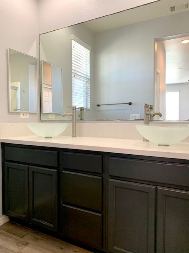 Building Photo - 3150 N Ventura Rd