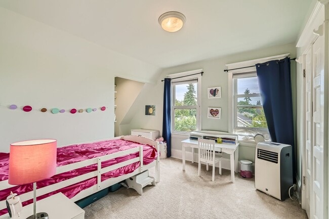 Building Photo - Queen Anne Home