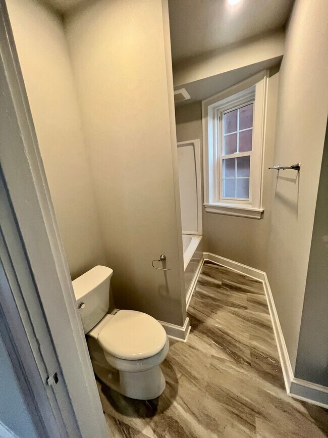 Building Photo - 402 N Sheppard St