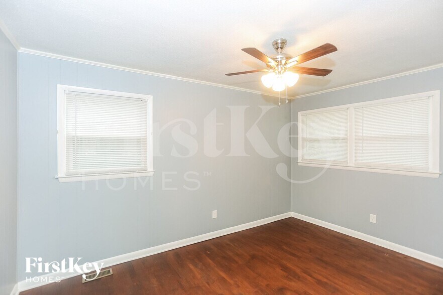 Building Photo - 1502 Kingston Dr