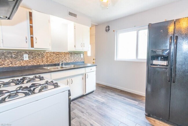 Building Photo - 211 Dalepark Dr