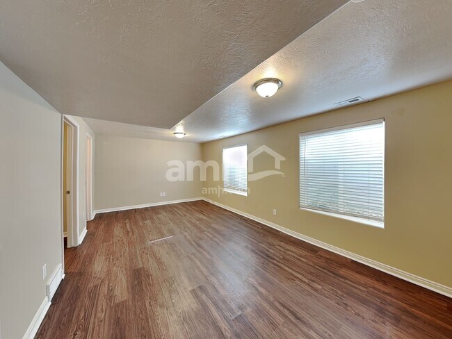 Building Photo - 858 N Wooden Ln