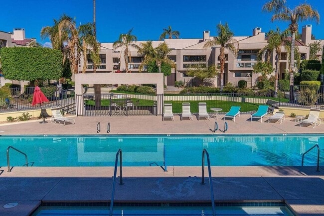 Building Photo - 867 Village Square S