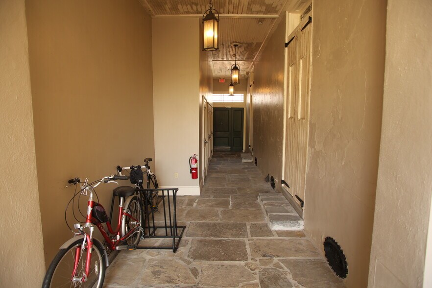 Building Photo - 1225 Bourbon St