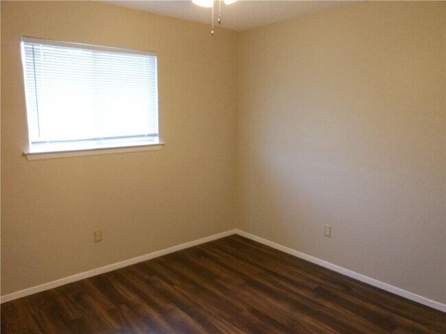 Building Photo - 602 Garden Path Dr