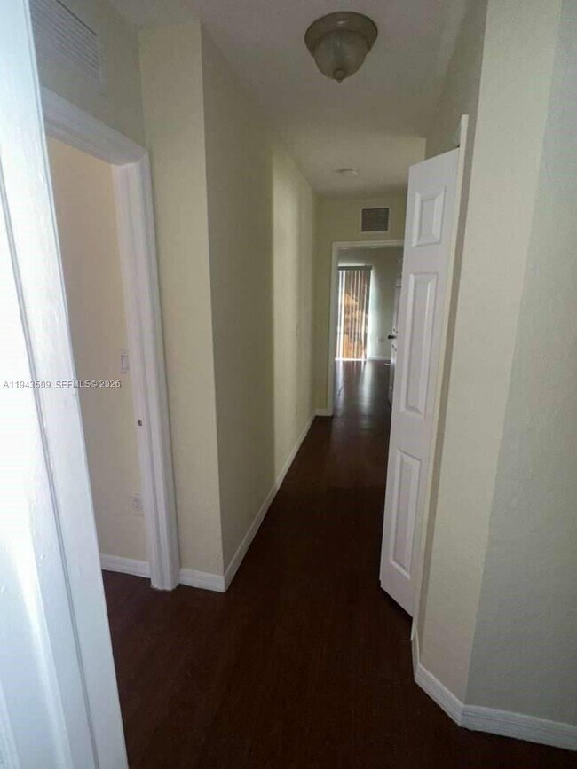 Building Photo - 825 SW 6th Pl