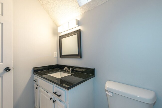 Building Photo - Newly Renovated 4 Bed / 3.5 Bath in Tulsa ...