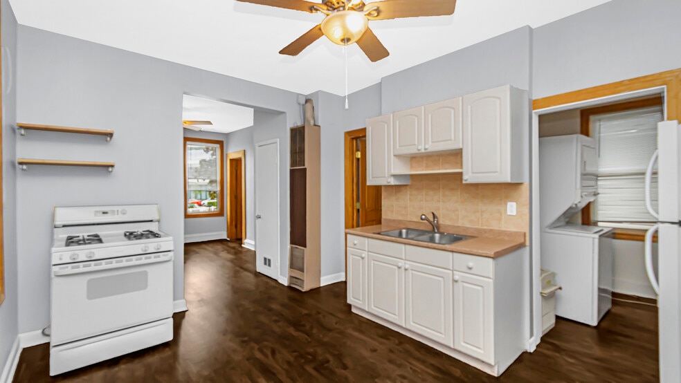 Kitchen - 1472 W Webster Ave