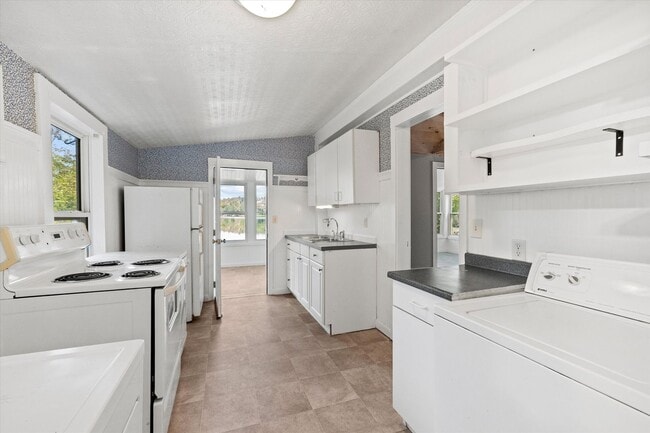 Building Photo - 280 Groton Rd