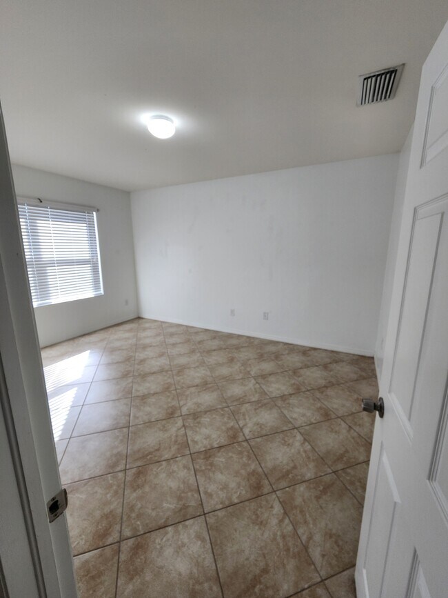 Building Photo - 220 SW 19th Terrace