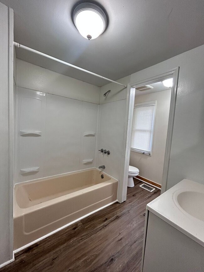Building Photo - 3 bedroom, 1 bath, 2 story half double house