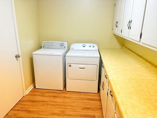 Building Photo - Five bedroom home on one acre of land loca...