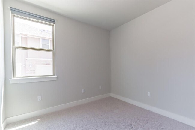 Building Photo - 13800 Lyndhurst St
