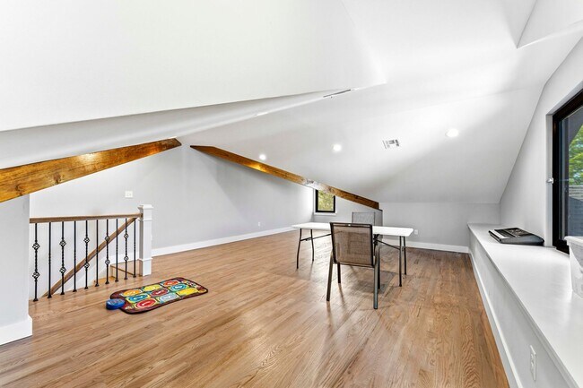 Building Photo - 512 Knopf St