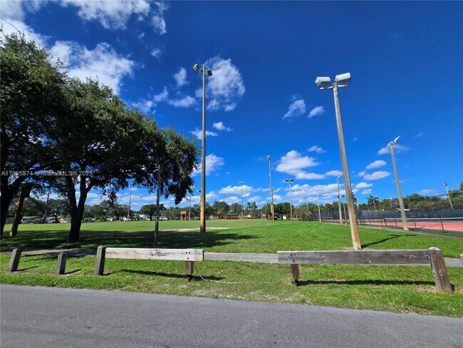 Building Photo - 716 NW 14th Way