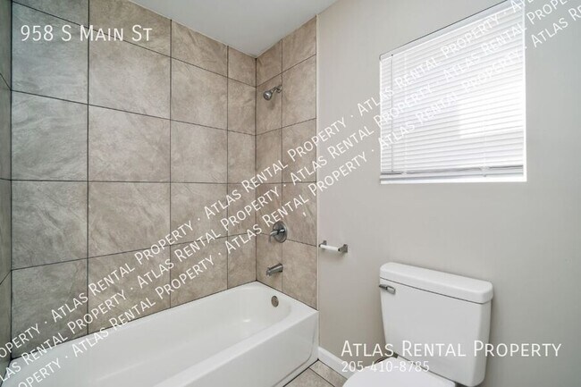 Building Photo - 958 S Main St