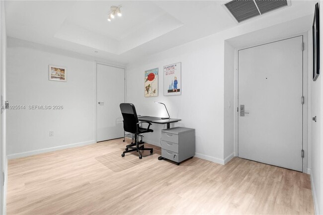 Building Photo - 1300 Brickell Bay Dr