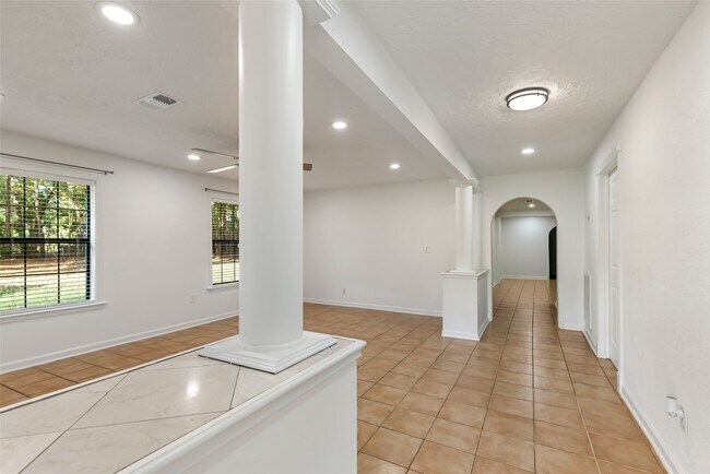 Building Photo - 22595 Pineridge Dr