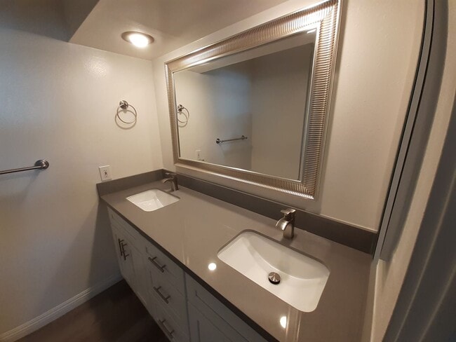 Building Photo - 2 Bed 1 Bath Newly Renovated for Rent in Newport Beach