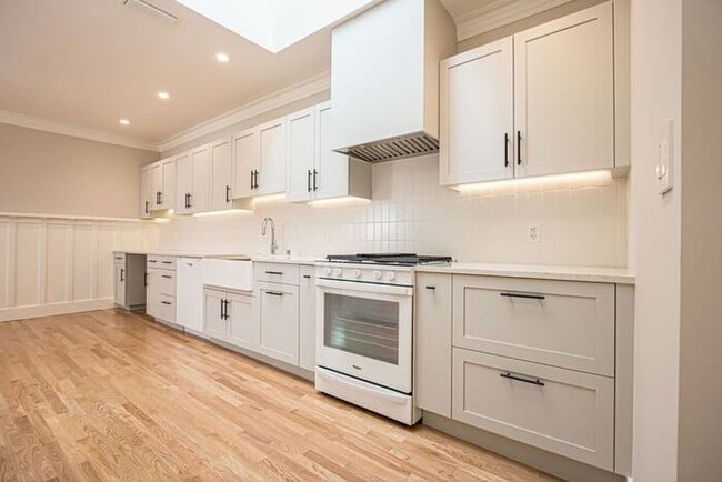 Building Photo - Recenty Updated 1916 California Bungalow f...