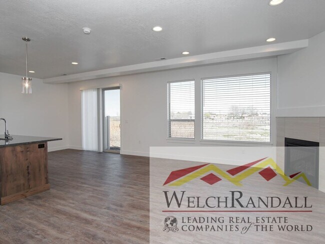 Building Photo - Spacious 3 Bed 2.5 Bath Townhome in West H...