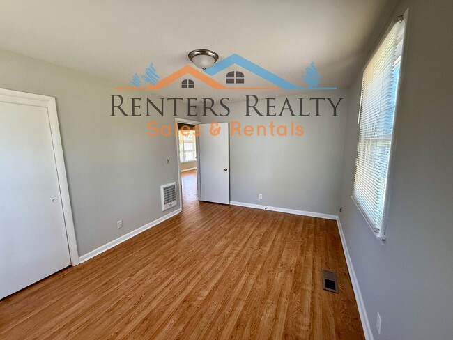 Building Photo - 3 bedroom house with Fenced Yard