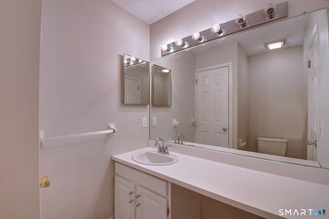 Building Photo - 4 Stonington Ct