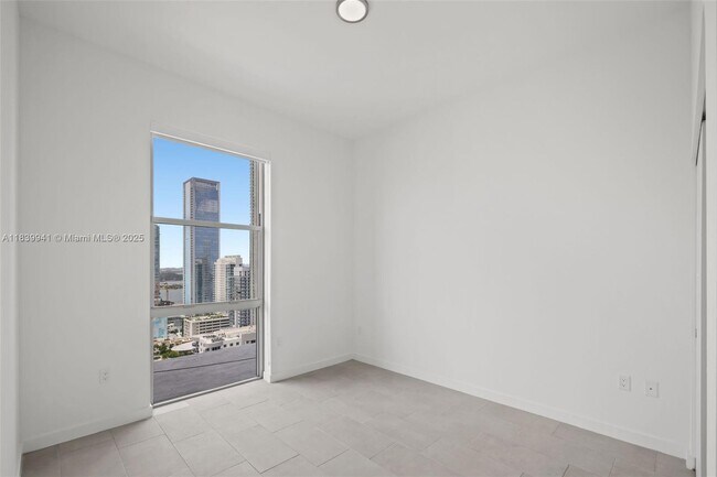 Building Photo - 2150 N Bayshore Dr