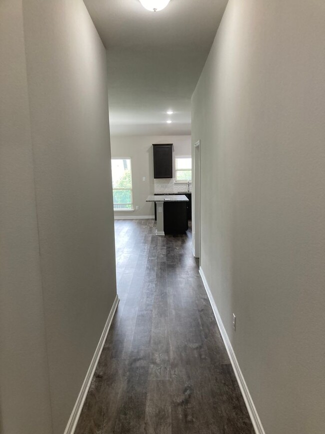 Building Photo - Three-bedroom, Two bath, two car garage Ho...