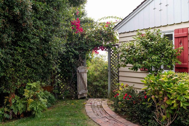 Building Photo - 1850 Castellana Rd