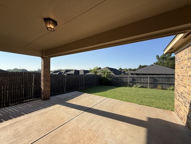 Building Photo - 4405 W Country Club Dr