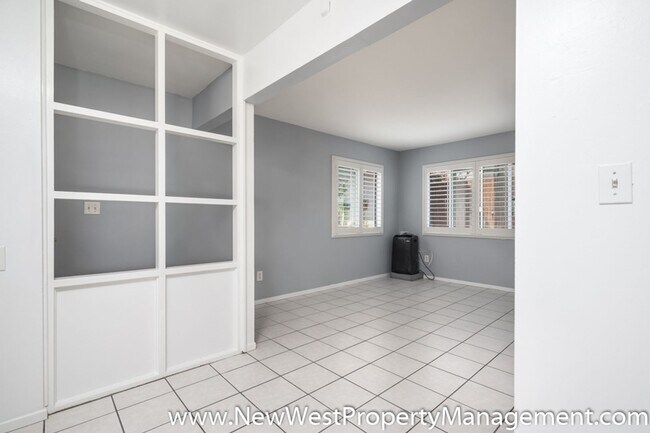 Building Photo - Charming Golden Hill 1-Bedroom, Available Now!