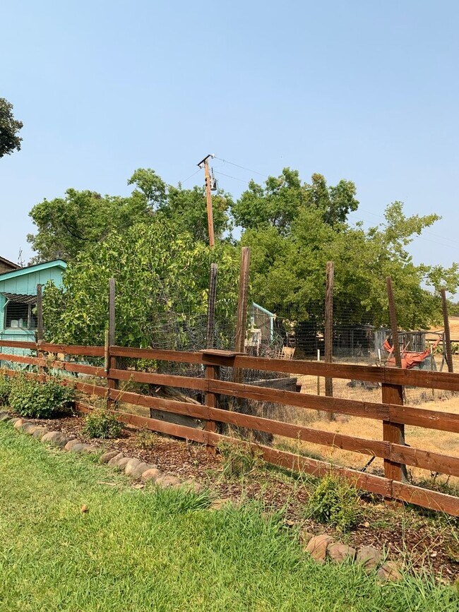 Building Photo - Butte Valley 3 bed 2 bath home, Privacy, n...