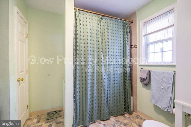 Building Photo - 1038 S Bouvier St
