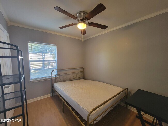 Building Photo - 1405 W 13th St